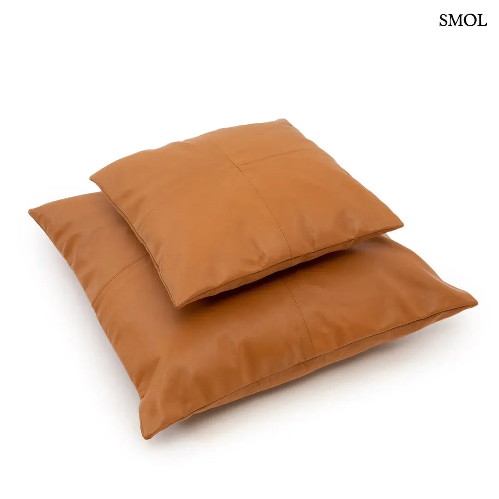 Luxus camel barna bőr díszpárnahuzat négypaneles tűzéssel és elegáns textúrával, két méretben, egymáson