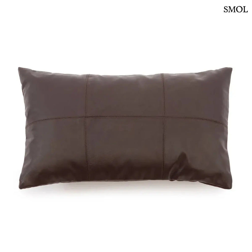 Csokoládébarna, hatpaneles bőr díszpárnahuzat selymes borjúbőrből, 30x50 cm-es méretben, fehér háttérrel