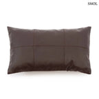 Csokoládébarna, hatpaneles bőr díszpárnahuzat selymes borjúbőrből, 30x50 cm-es méretben, fehér háttérrel