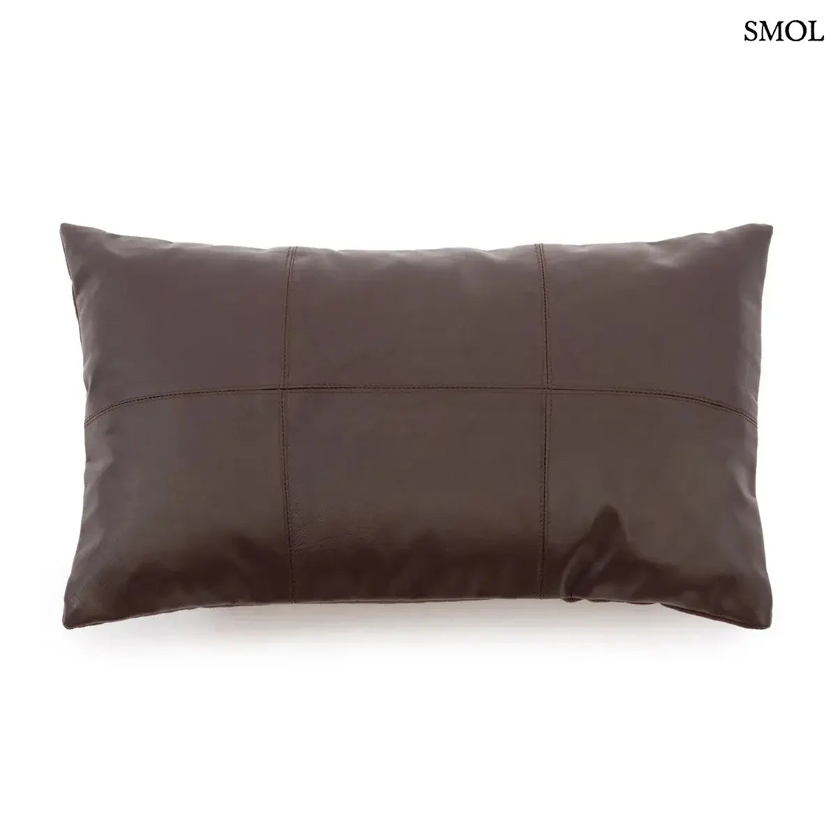 Csokoládébarna, hatpaneles bőr díszpárnahuzat selymes borjúbőrből, 30x50 cm-es méretben, fehér háttérrel