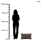 Csokoládébarna, hatpaneles bőr díszpárnahuzat selymes borjúbőrből, 30x50 cm-es méretben, méretarányosan