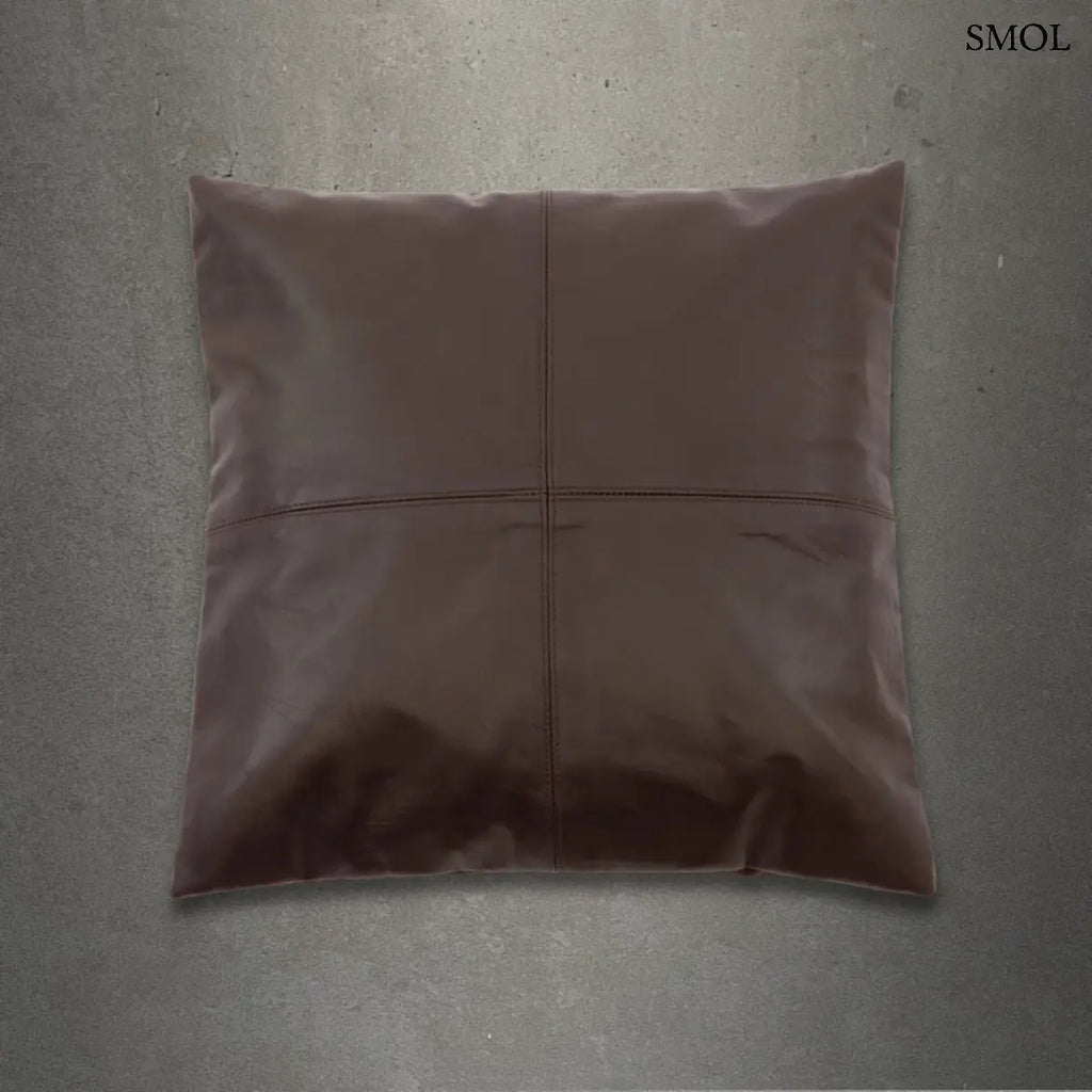 Négypaneles barna borjúbőr párnahuzat prémium minőségben, szürke háttérrel