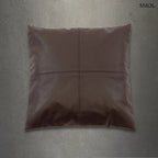 Négypaneles barna borjúbőr párnahuzat prémium minőségben, szürke háttérrel