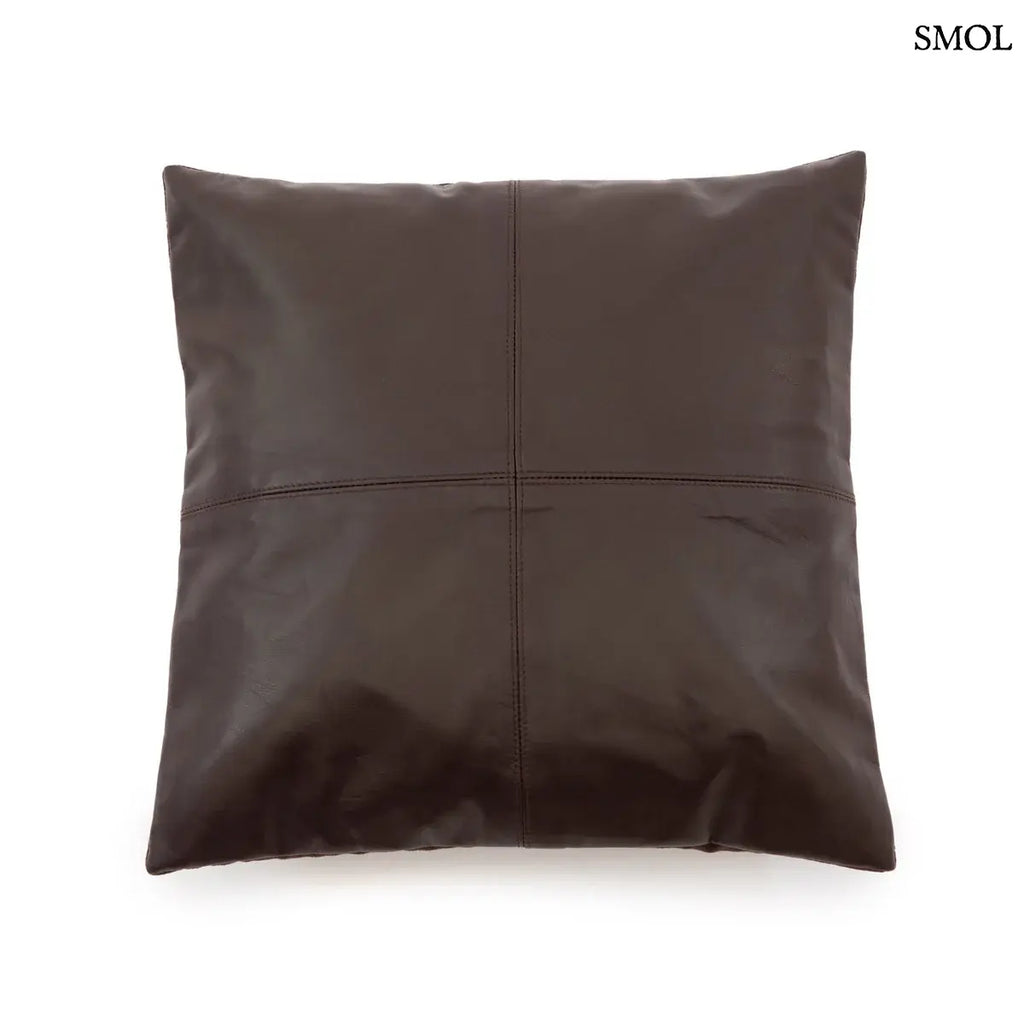 Négypaneles barna borjúbőr párnahuzat prémium minőségben, fehér háttérrel