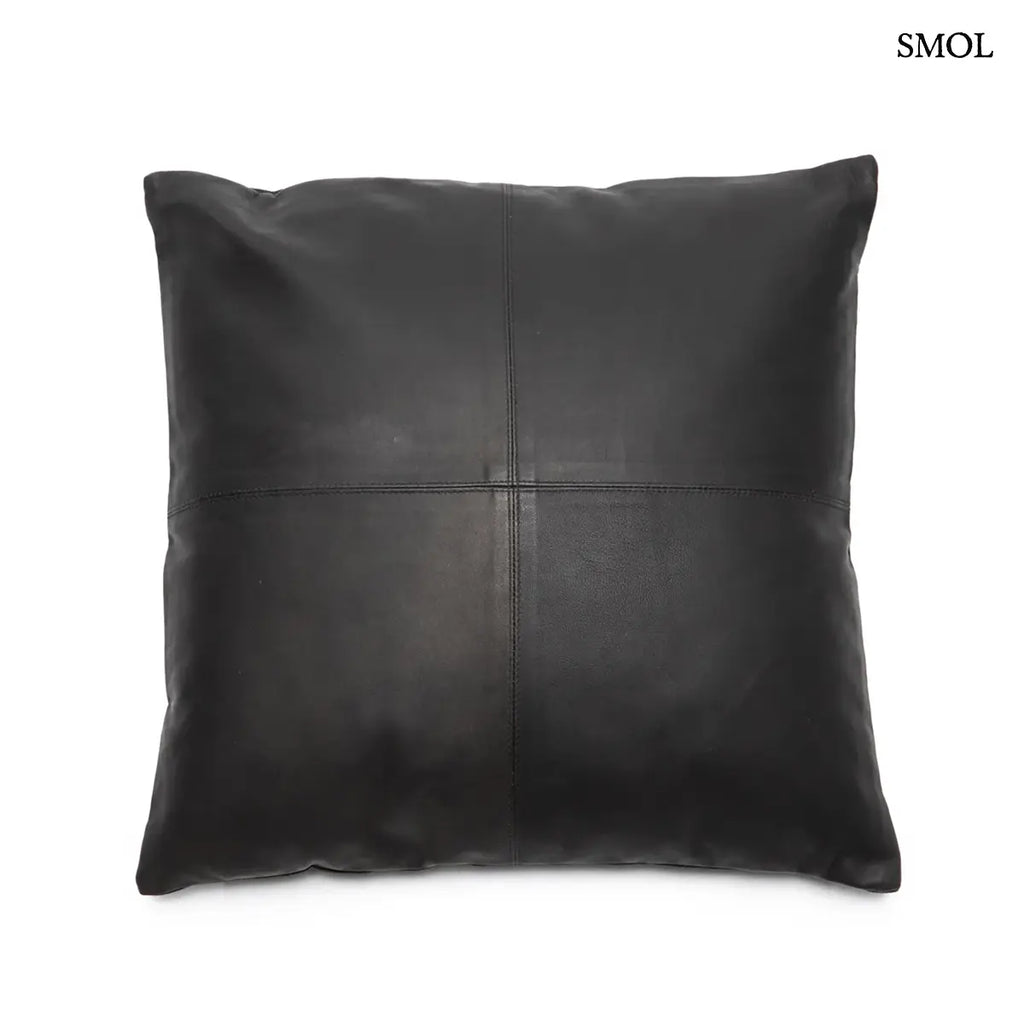 Fekete négyzet mintás valódi bőr díszpárnahuzat 40×40 cm, fehér háttérrel