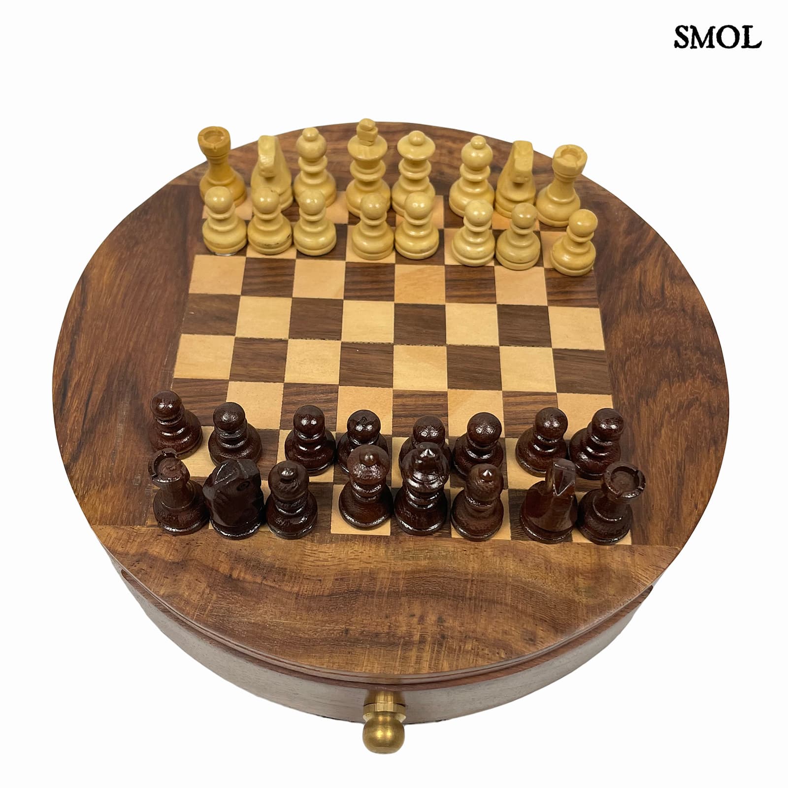 smol.hu -CHECKMATE, sakk játék, kerek, mangófa dobozban,⌀ 18 cm felülről, felállított sakkfigurákkal