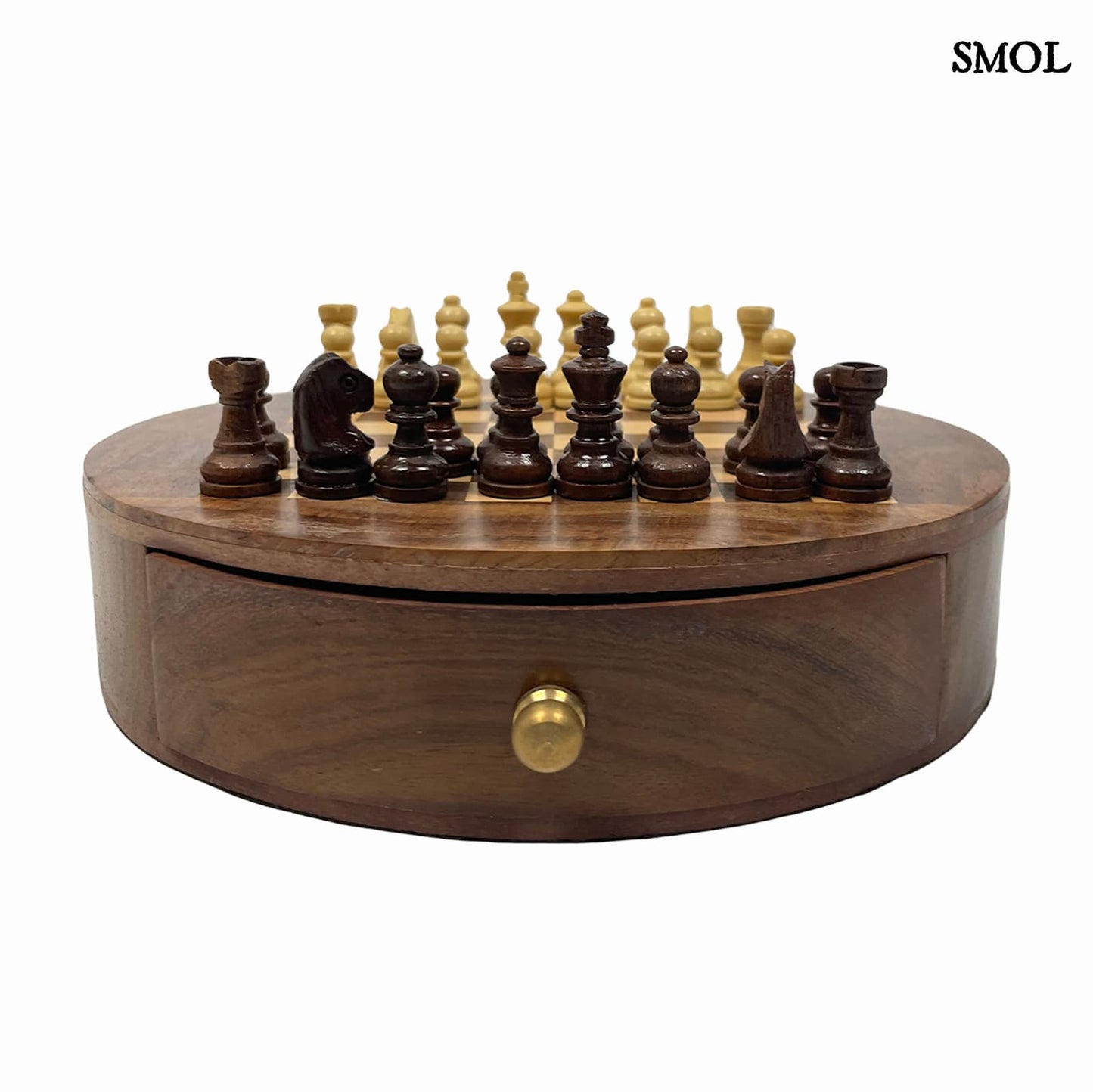 smol.hu -CHECKMATE, sakk játék, kerek, mangófa dobozban,⌀ 18 cm oldalról, felállított sakkfigurákkal