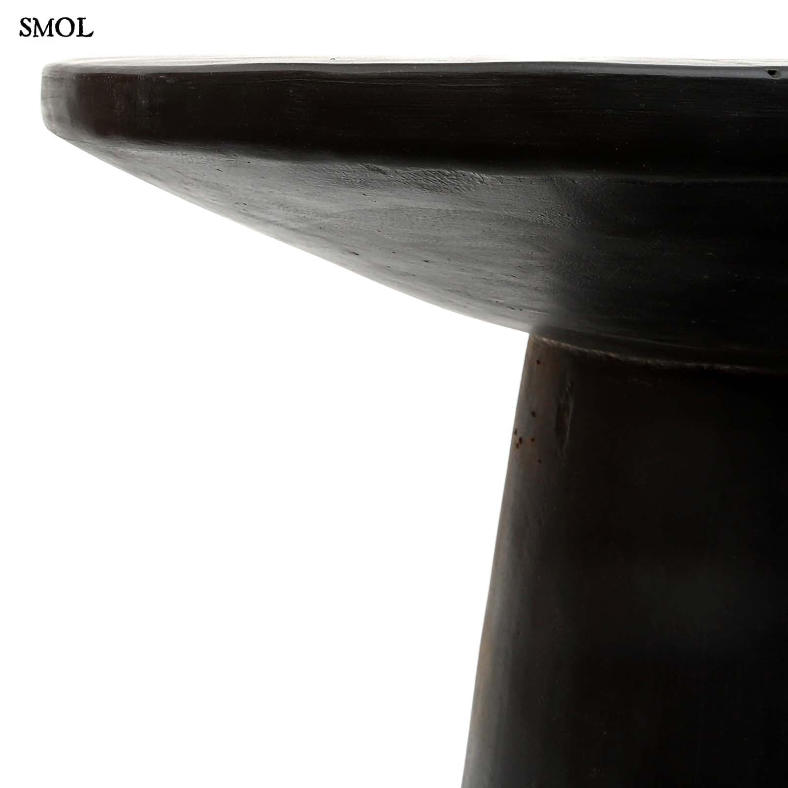 CONIC, fekete, fa kisasztal, ⌀50 cm - smol.hu - asztallap oldalról nagyítva
