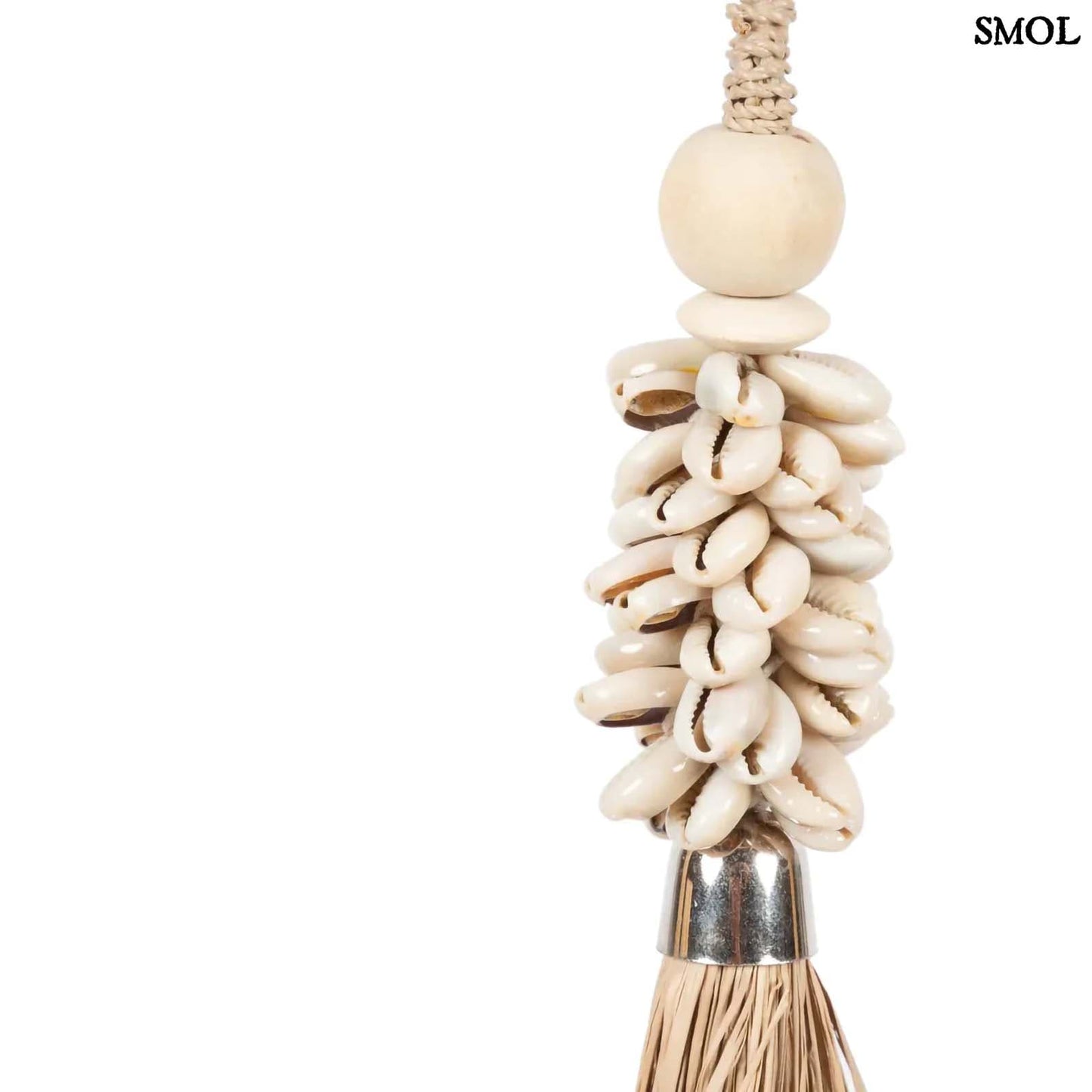 COWRIE RAFFIA, natúr, kagylós függő dekoráció, 40 cm - smol.hu - fehér háttérrel kagyló nagyítva