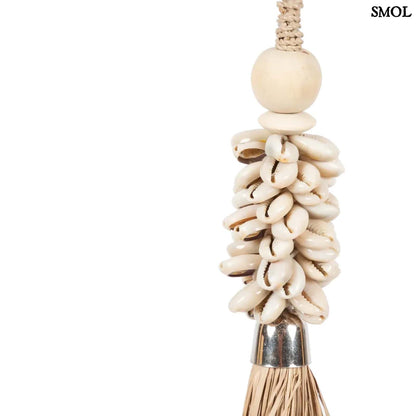 COWRIE RAFFIA, natúr, kagylós függő dekoráció, 40 cm - smol.hu - fehér háttérrel kagyló nagyítva