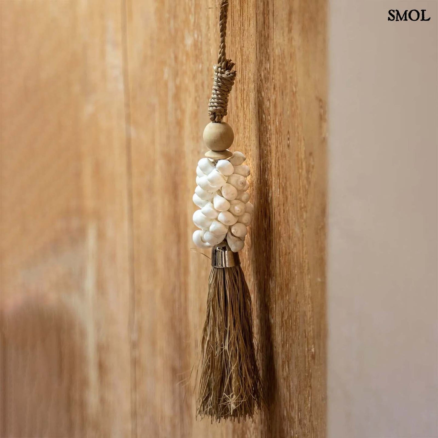 COWRIE RAFFIA, natúr, kagylós függő dekoráció, 40 cm - smol.hu - ajtóra akasztva, közelről