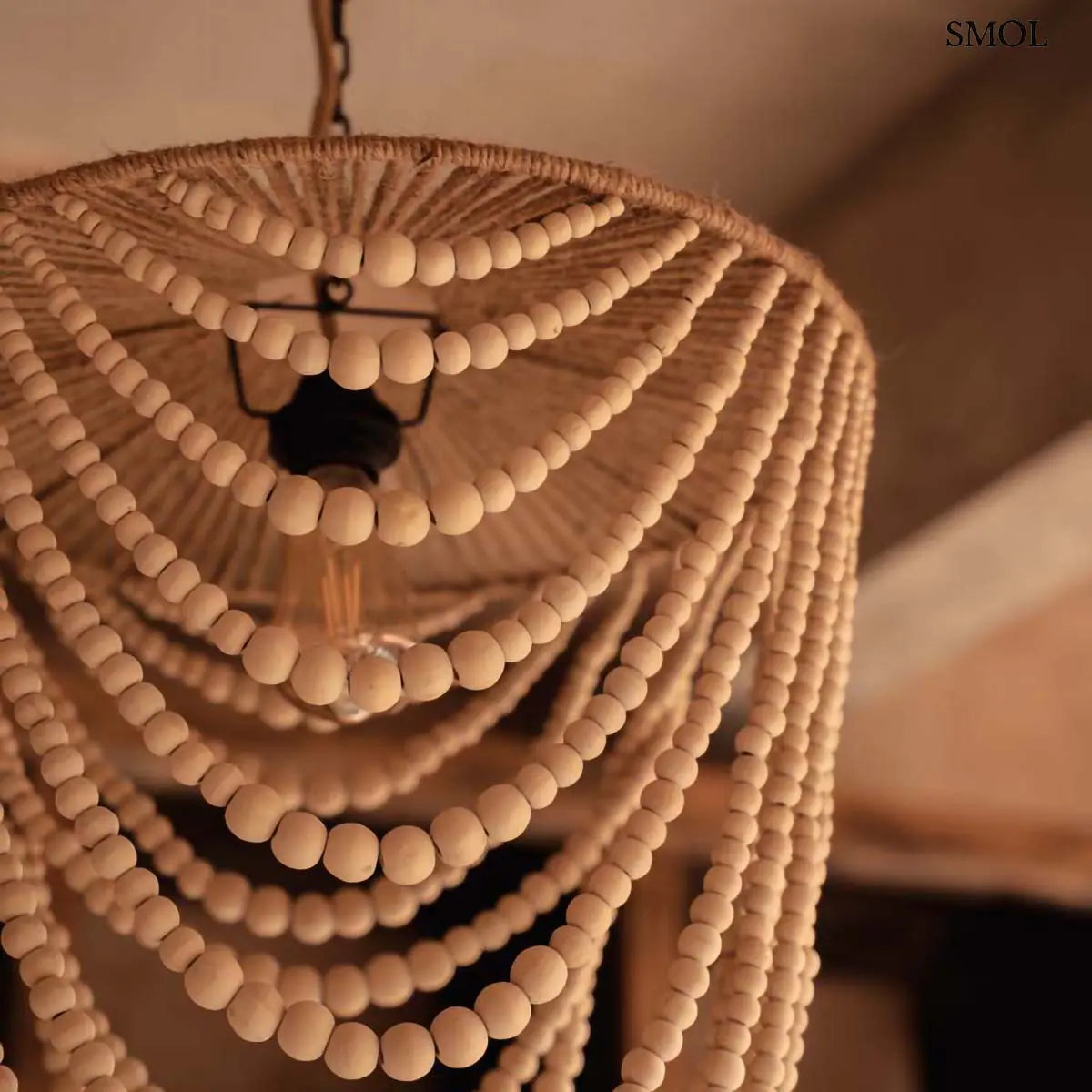 WOODEN BEAD natúr fa gyöngyfüzéres ívelt csillár, szobában, nagyítva