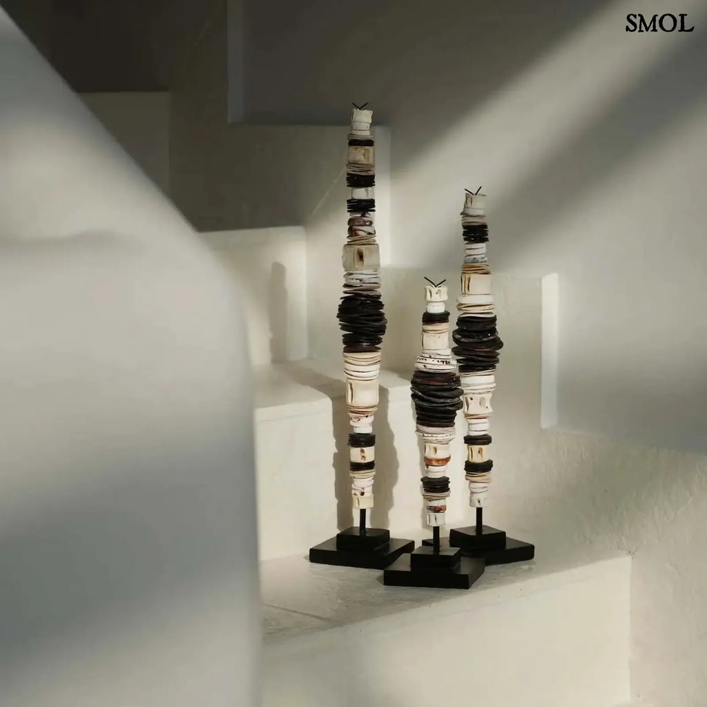 Dekoráció Kagylóval Állványon – L | MONEY | SMOL - három méretben, lépcsőn