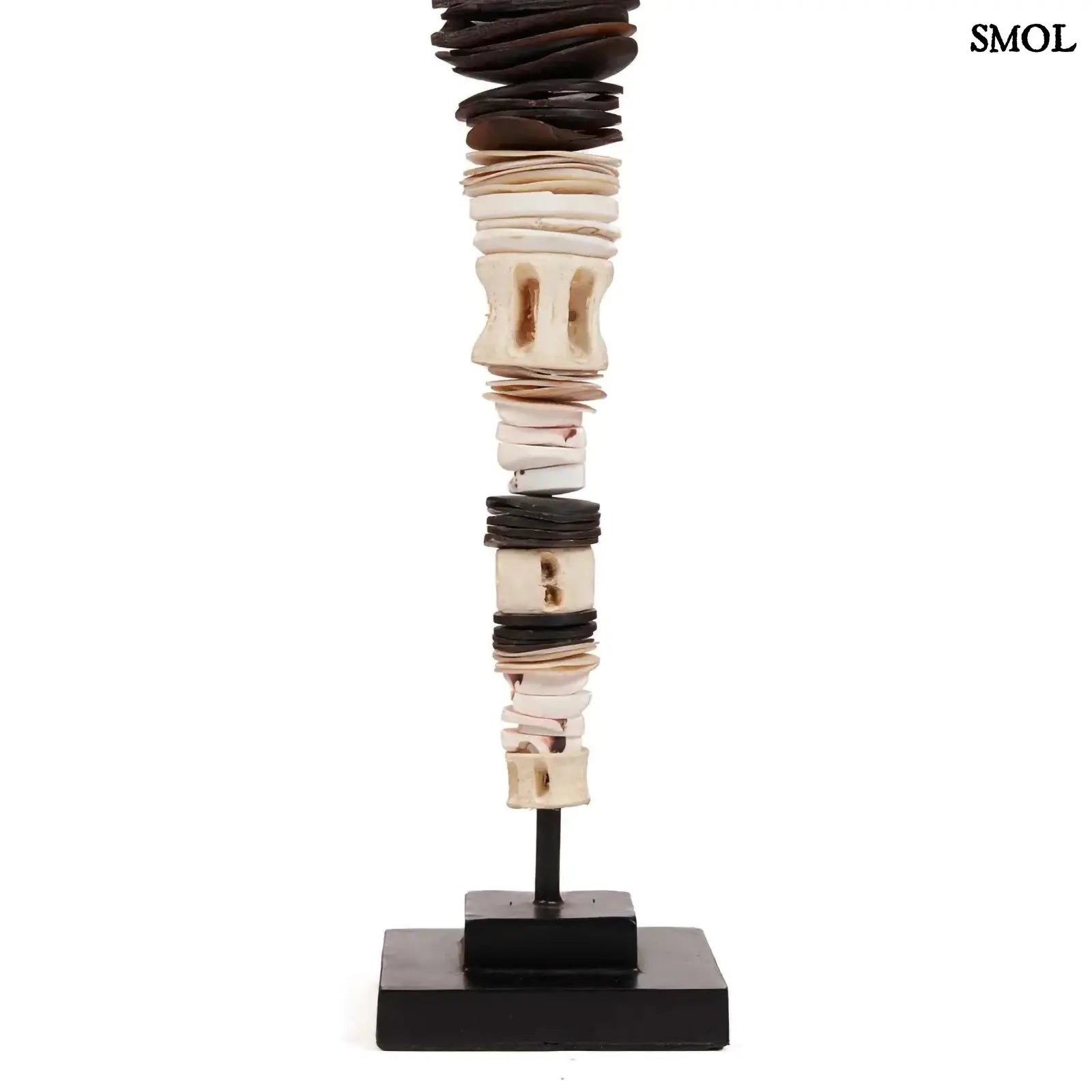 Dekoráció Kagylóval Állványon – L | MONEY | SMOL - alsó rész nagyítva