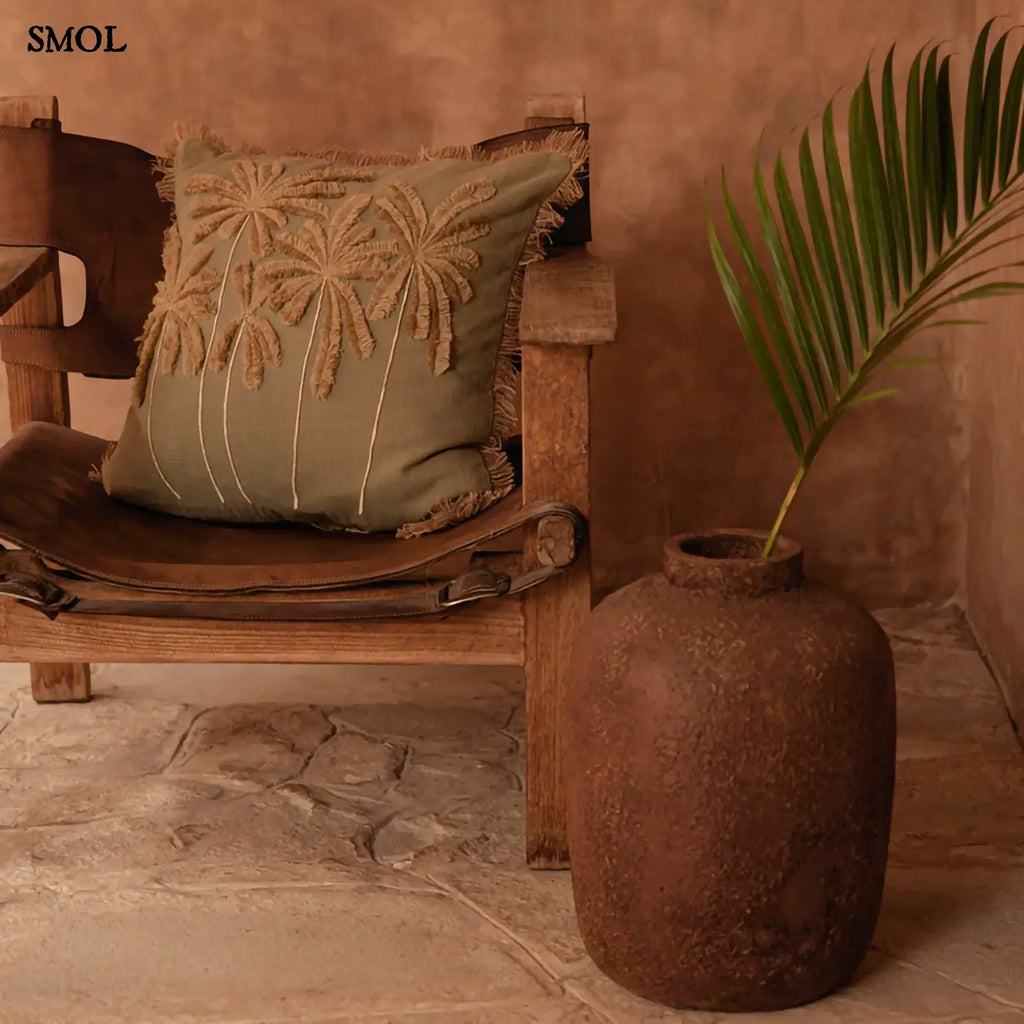 Díszpárnahuzat trópusi pálmafás hímzéssel, erdő zöld színben kaspóval, fotelben