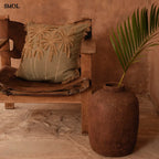 Díszpárnahuzat trópusi pálmafás hímzéssel, erdő zöld színben kaspóval, fotelben