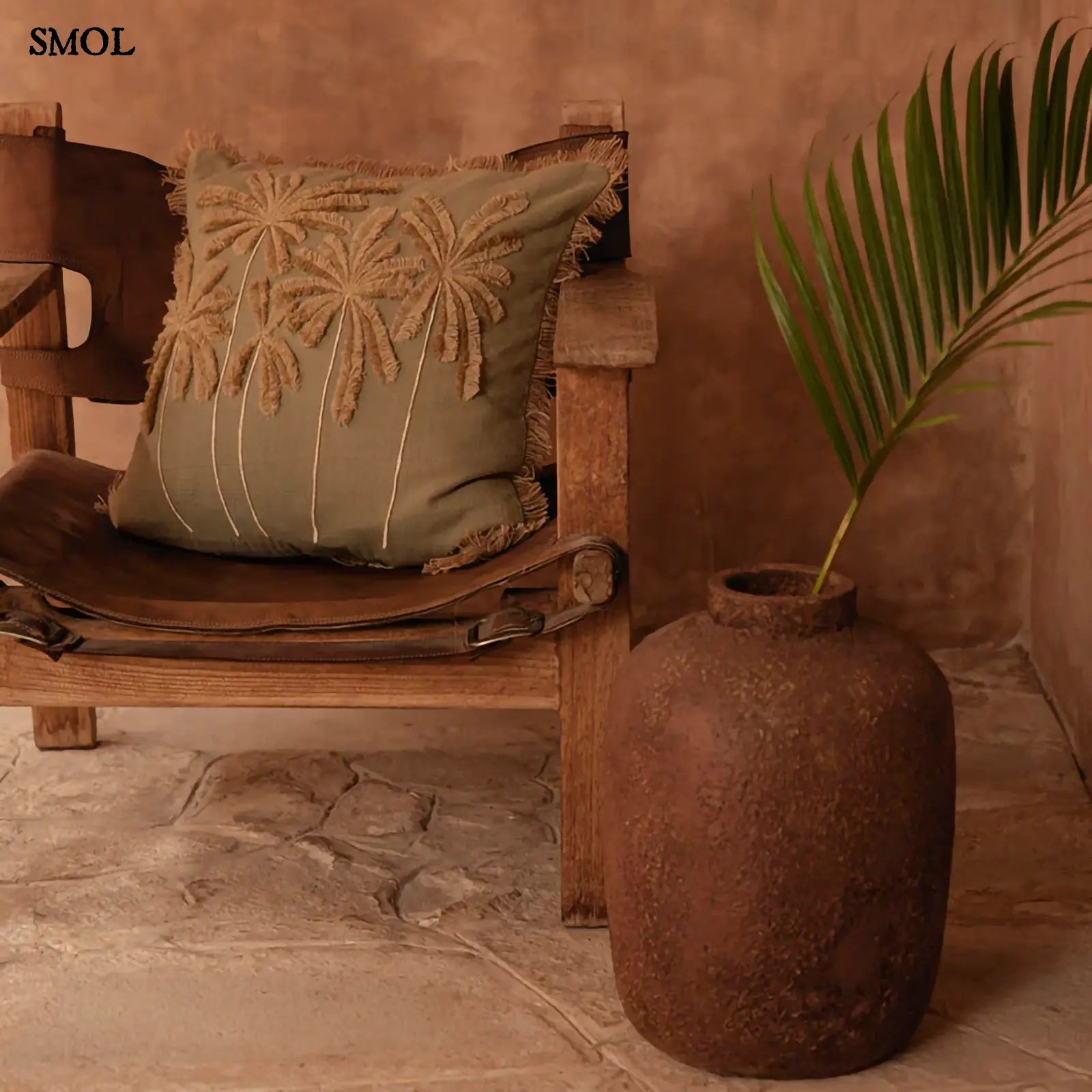 Díszpárnahuzat trópusi pálmafás hímzéssel, erdő zöld színben kaspóval, fotelben