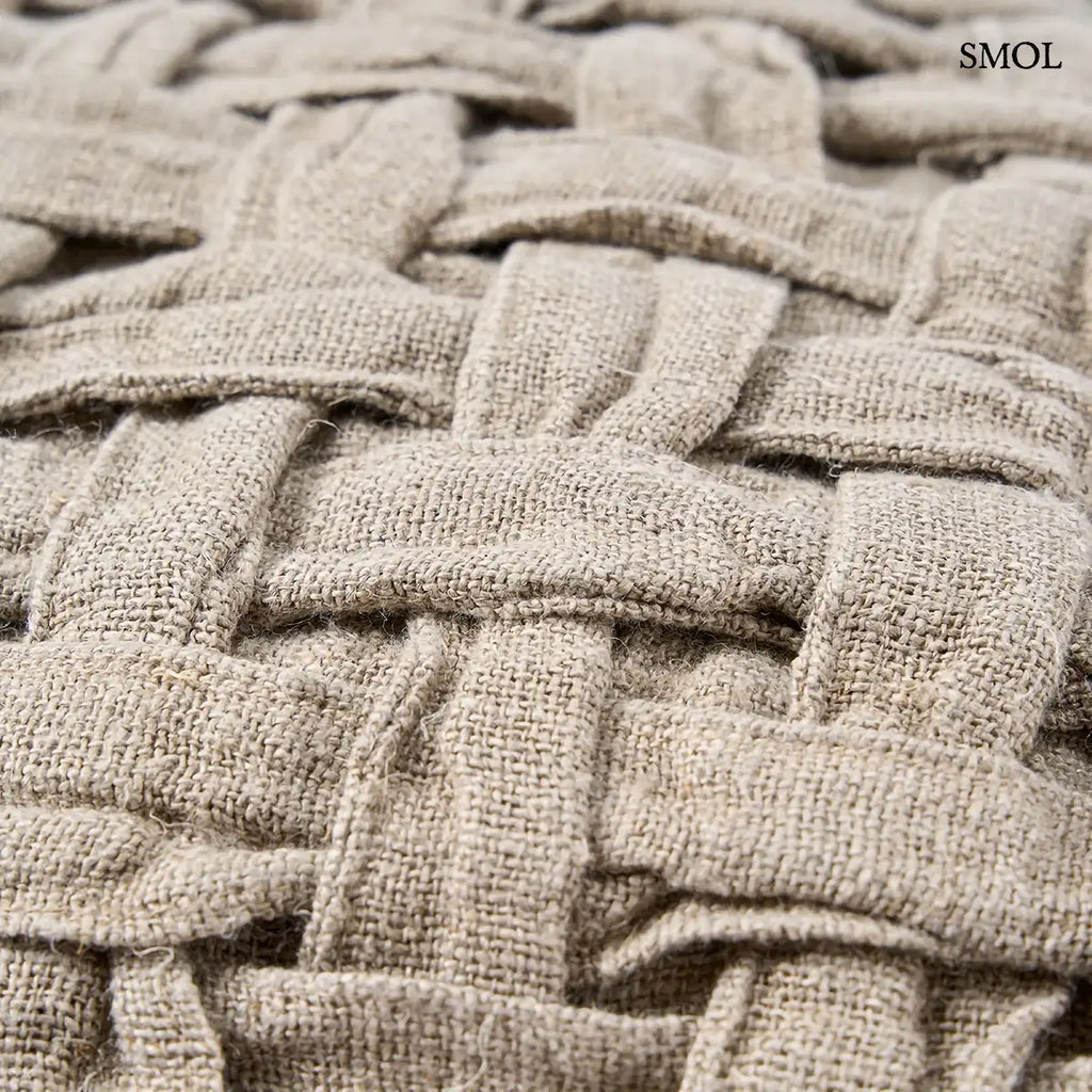 LINEN CROSIER fonott lenvászon díszpárnahuzat natúr színben, 50×50 cm, kézzel készített, minta nagyítva