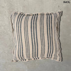 Díszpárnahuzat Nordic, 50x50 cm, lenvászon és bársony, natúr fekete csíkos szürke háttérrel