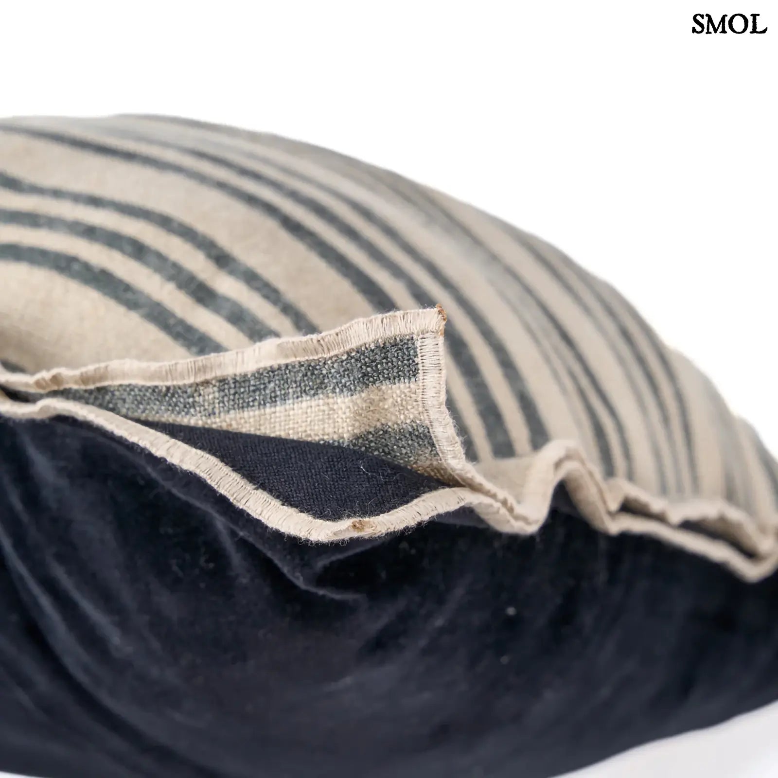 Díszpárnahuzat Nordic, 50x50 cm, lenvászon és bársony, natúr fekete csíkos sarok nagyítva