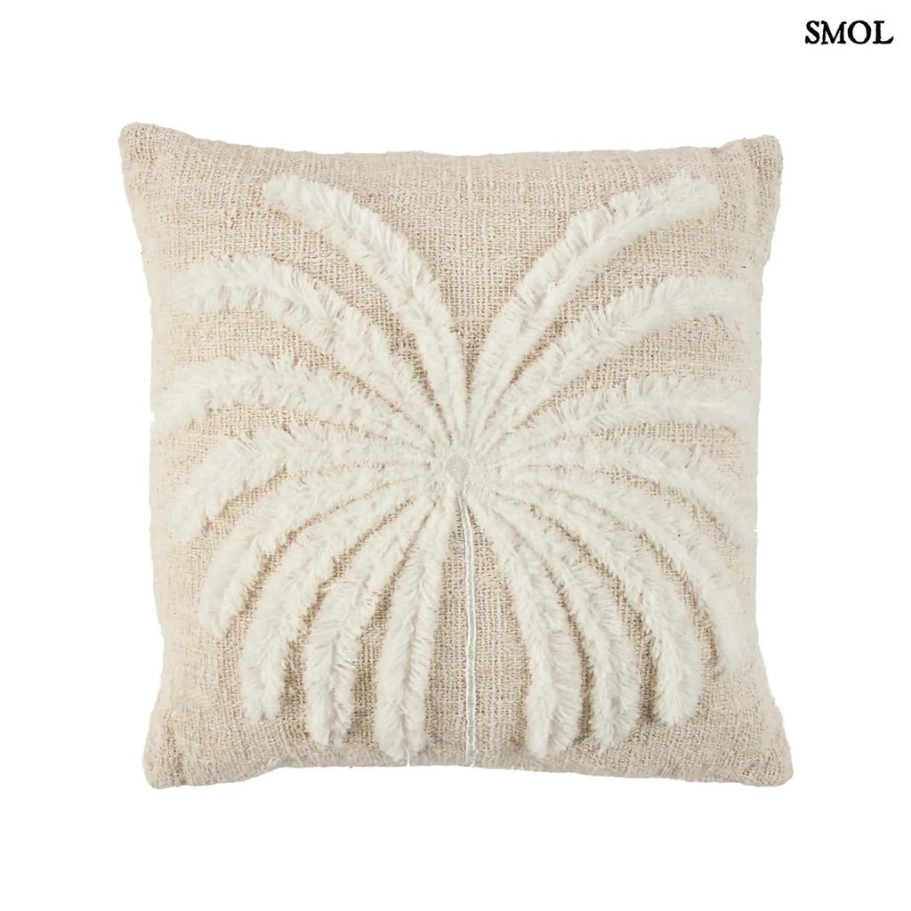Pálmaleveles díszpárnahuzat natúr-fehér színben, textúrált, boho stílusú pamut és raffia anyagból fehér háttérrel