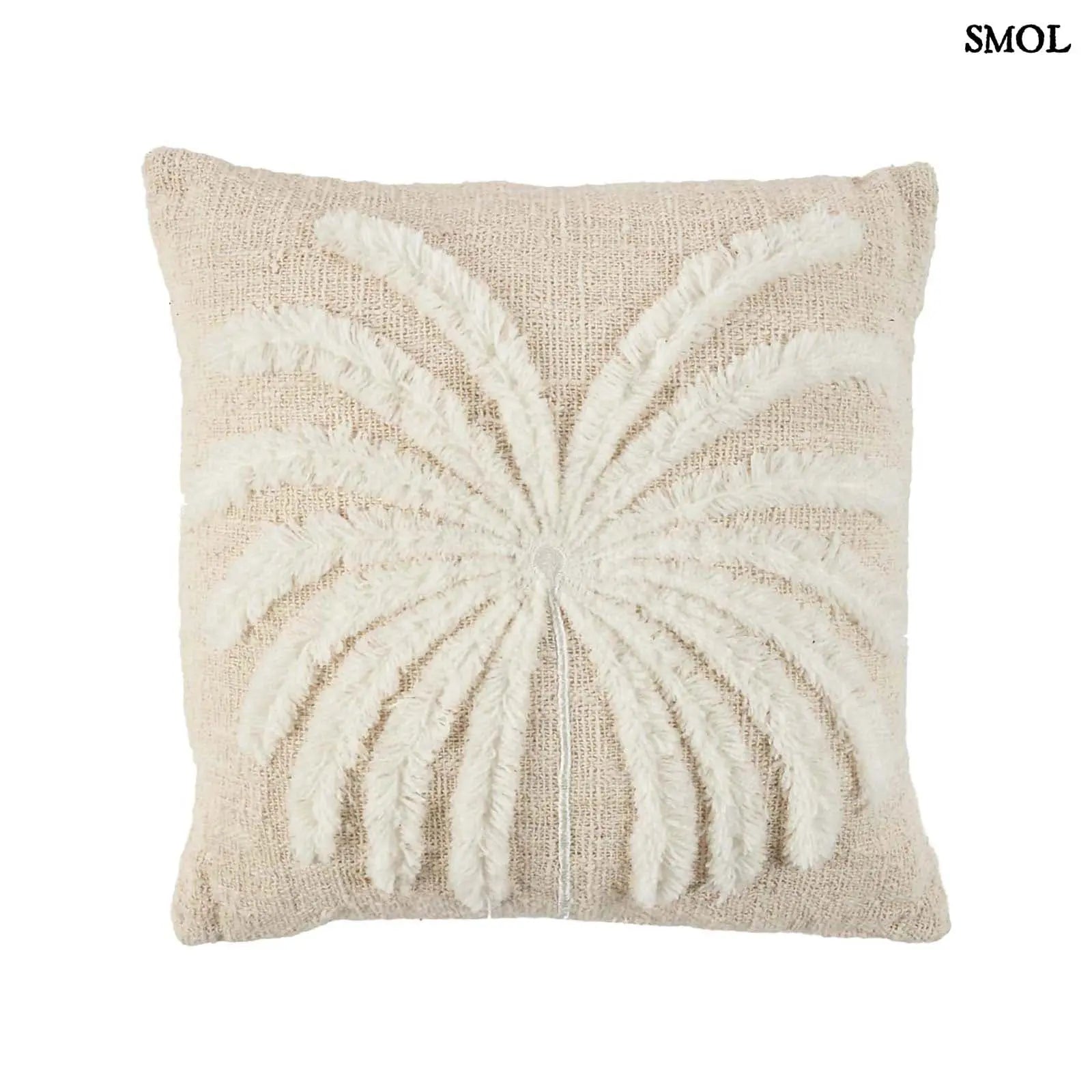 Pálmaleveles díszpárnahuzat natúr-fehér színben, textúrált, boho stílusú pamut és raffia anyagból fehér háttérrel