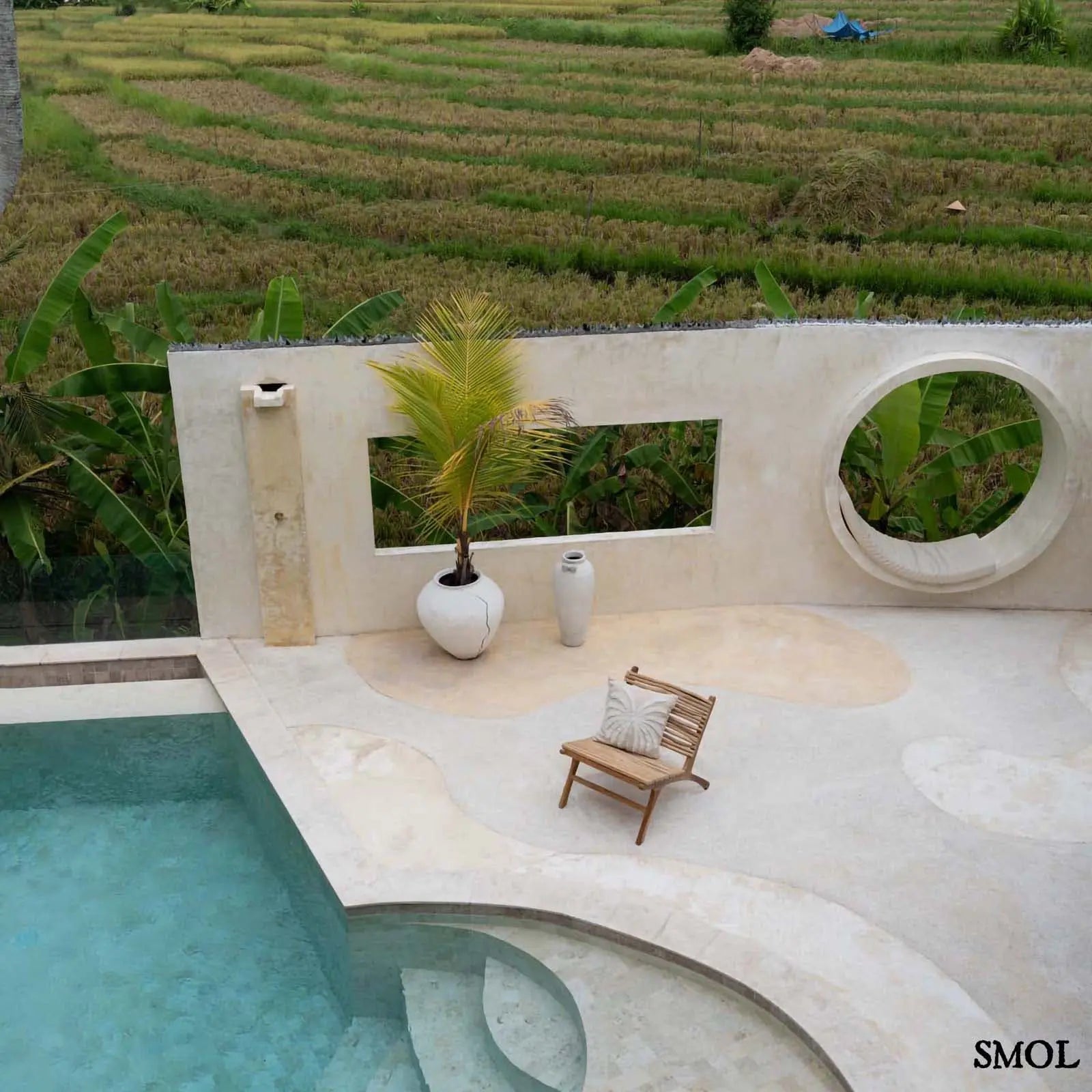 Pálmaleveles díszpárnahuzat natúr-fehér színben, textúrált, boho stílusú pamut és raffia anyagból medence mellett, fotelben