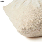 Pálmaleveles díszpárnahuzat natúr-fehér színben, textúrált, boho stílusú pamut és raffia anyagból oldalról nagyítva