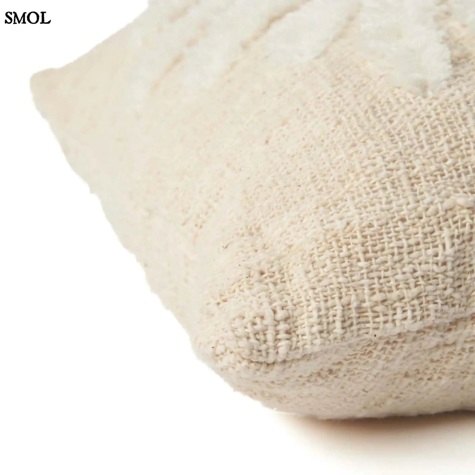 Pálmaleveles díszpárnahuzat natúr-fehér színben, textúrált, boho stílusú pamut és raffia anyagból oldalról nagyítva