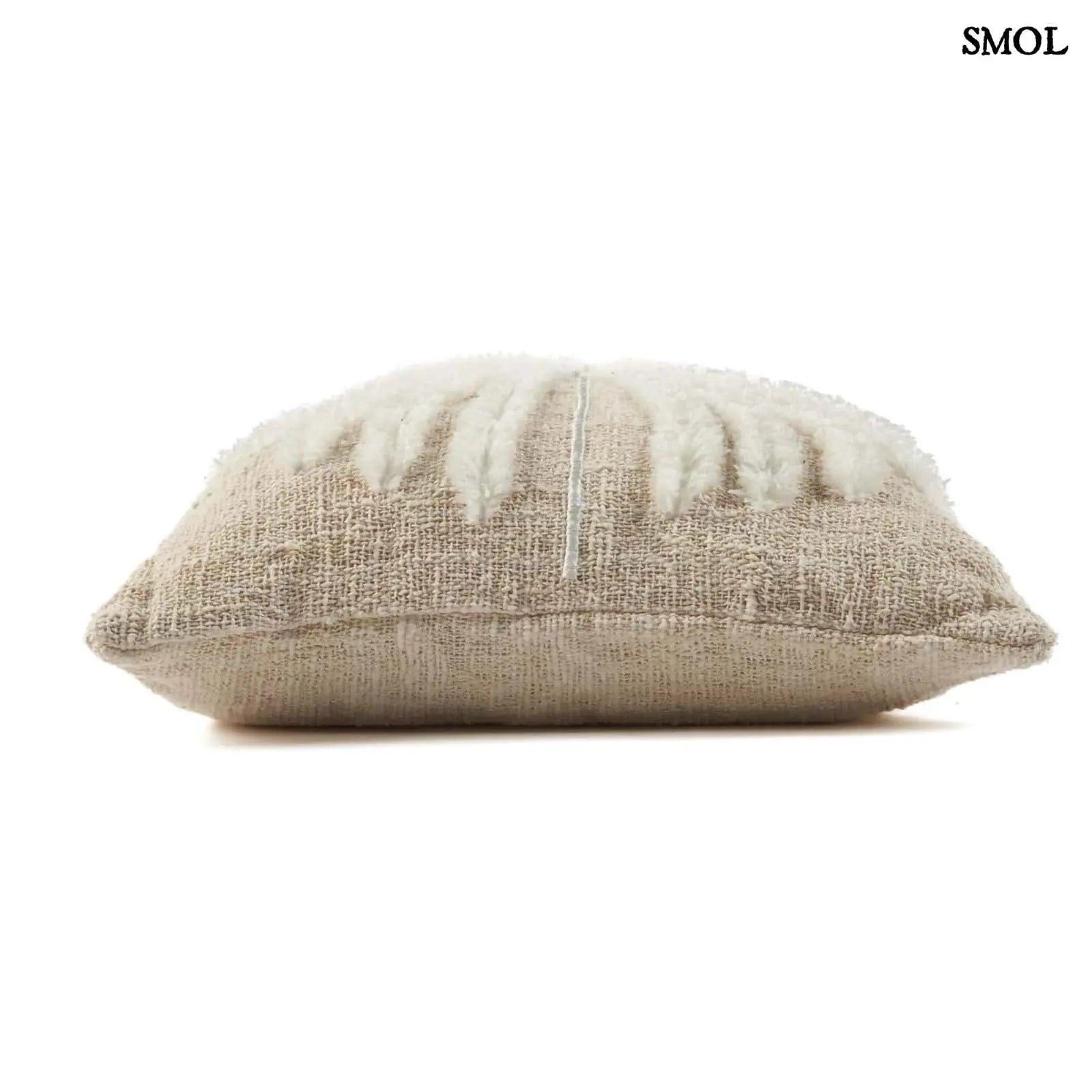 Pálmaleveles díszpárnahuzat natúr-fehér színben, textúrált, boho stílusú pamut és raffia anyagból fektetve