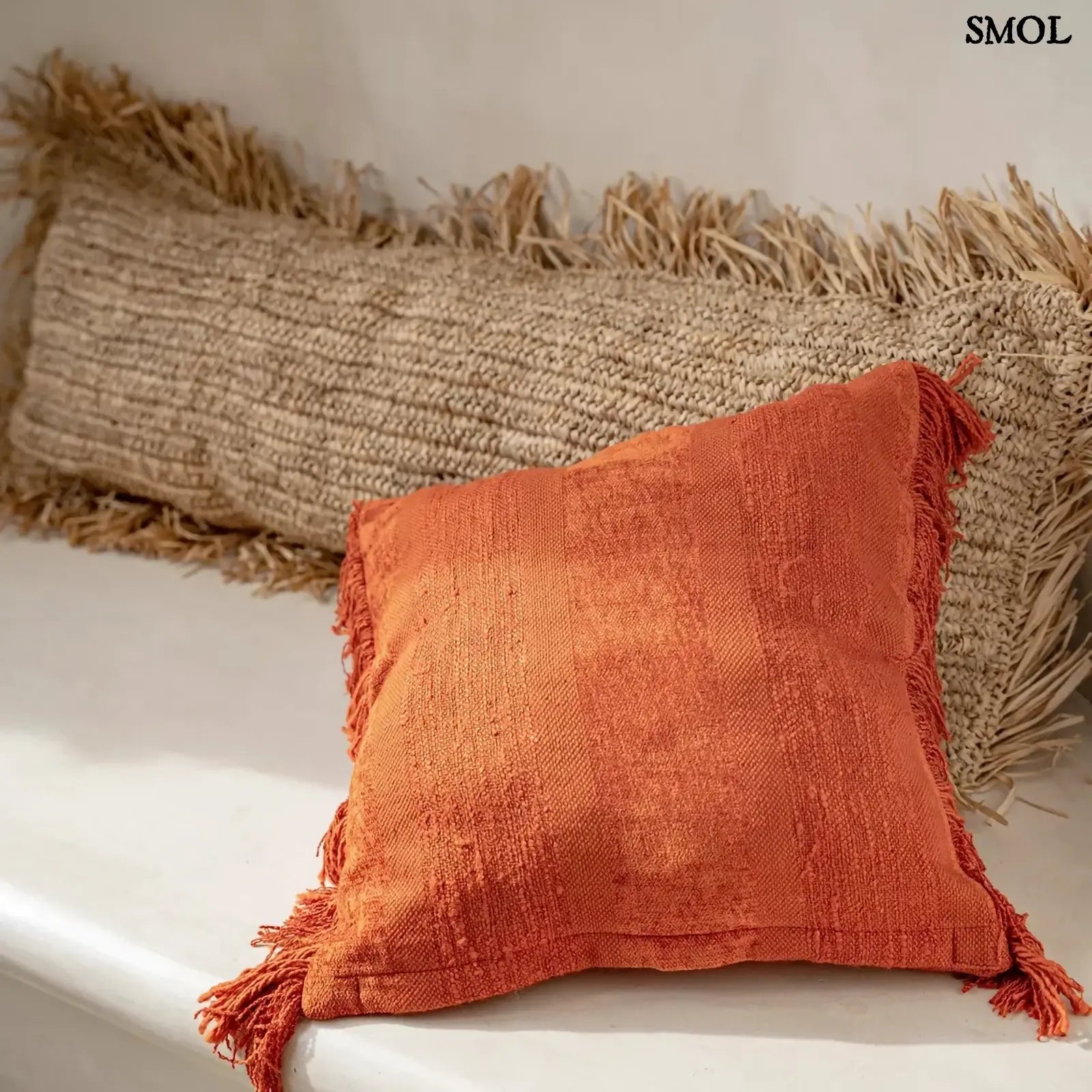 Kézzel szőtt, natúr raffia díszpárnahuzat (35x100), téglalap alakú, hosszú rojtos szegéllyel rozsdaszínű párnával