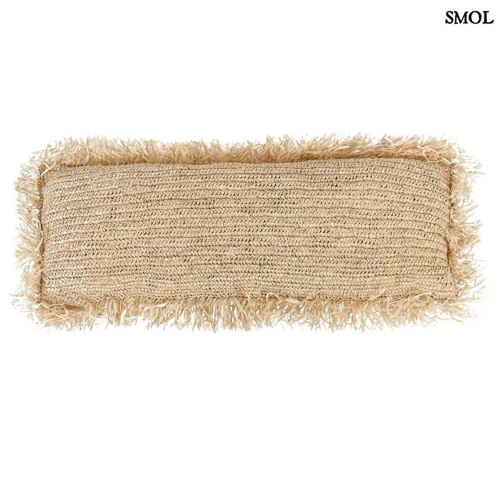 Kézzel szőtt, natúr raffia díszpárnahuzat (35x100), téglalap alakú, hosszú rojtos szegéllyel fehér háttérrel