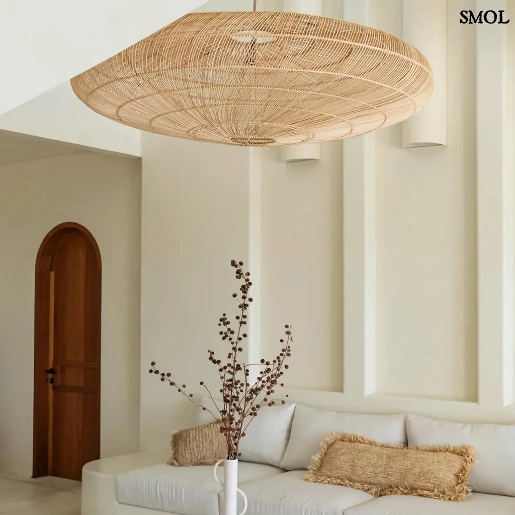 Kézzel szőtt, natúr raffia díszpárnahuzat (35x100), téglalap alakú, hosszú rojtos szegéllyel nappaliban, kanapén