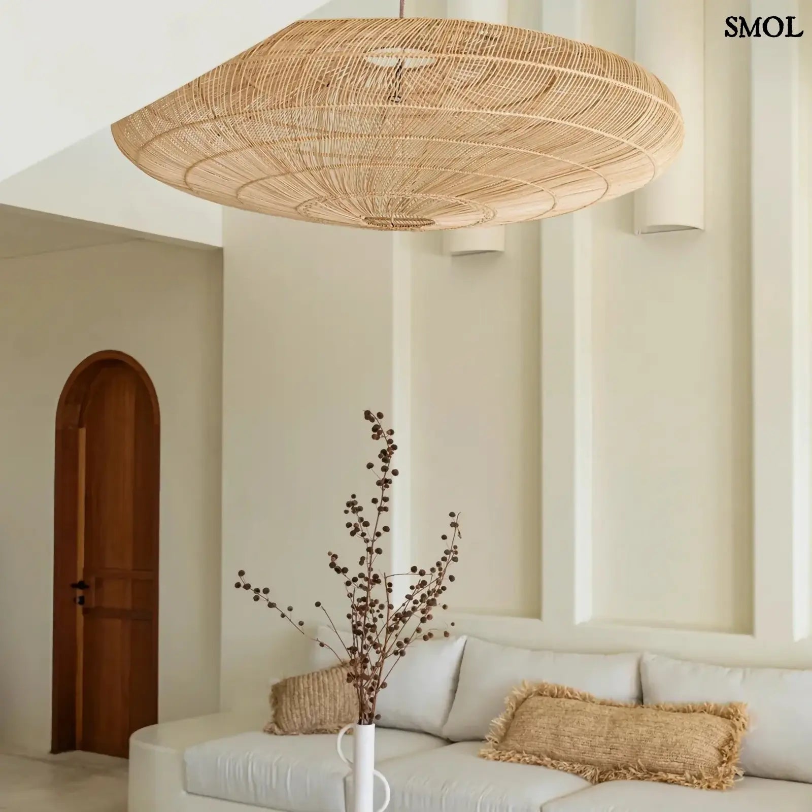 Kézzel szőtt, natúr raffia díszpárnahuzat (35x100), téglalap alakú, hosszú rojtos szegéllyel nappaliban, kanapén