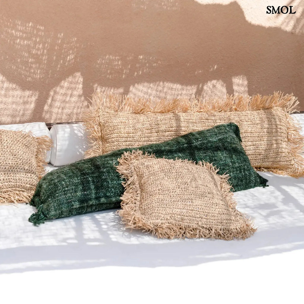 Kézzel szőtt, natúr raffia díszpárnahuzat (35x100), téglalap alakú, hosszú rojtos szegéllyel zöld párnával