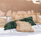 Kézzel szőtt, natúr raffia díszpárnahuzat (35x100), téglalap alakú, hosszú rojtos szegéllyel zöld párnával