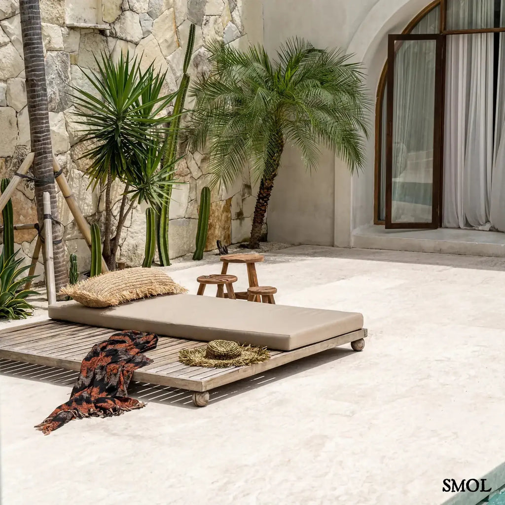 Kézzel szőtt, natúr raffia díszpárnahuzat (35x100), téglalap alakú, hosszú rojtos szegéllyel teraszon, nyugágyon