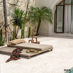 Kézzel szőtt, natúr raffia díszpárnahuzat (35x100), téglalap alakú, hosszú rojtos szegéllyel teraszon, nyugágyon