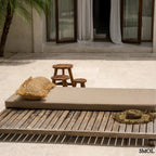 Kézzel szőtt, natúr raffia díszpárnahuzat (35x100), téglalap alakú, hosszú rojtos szegéllyel nyugágyon