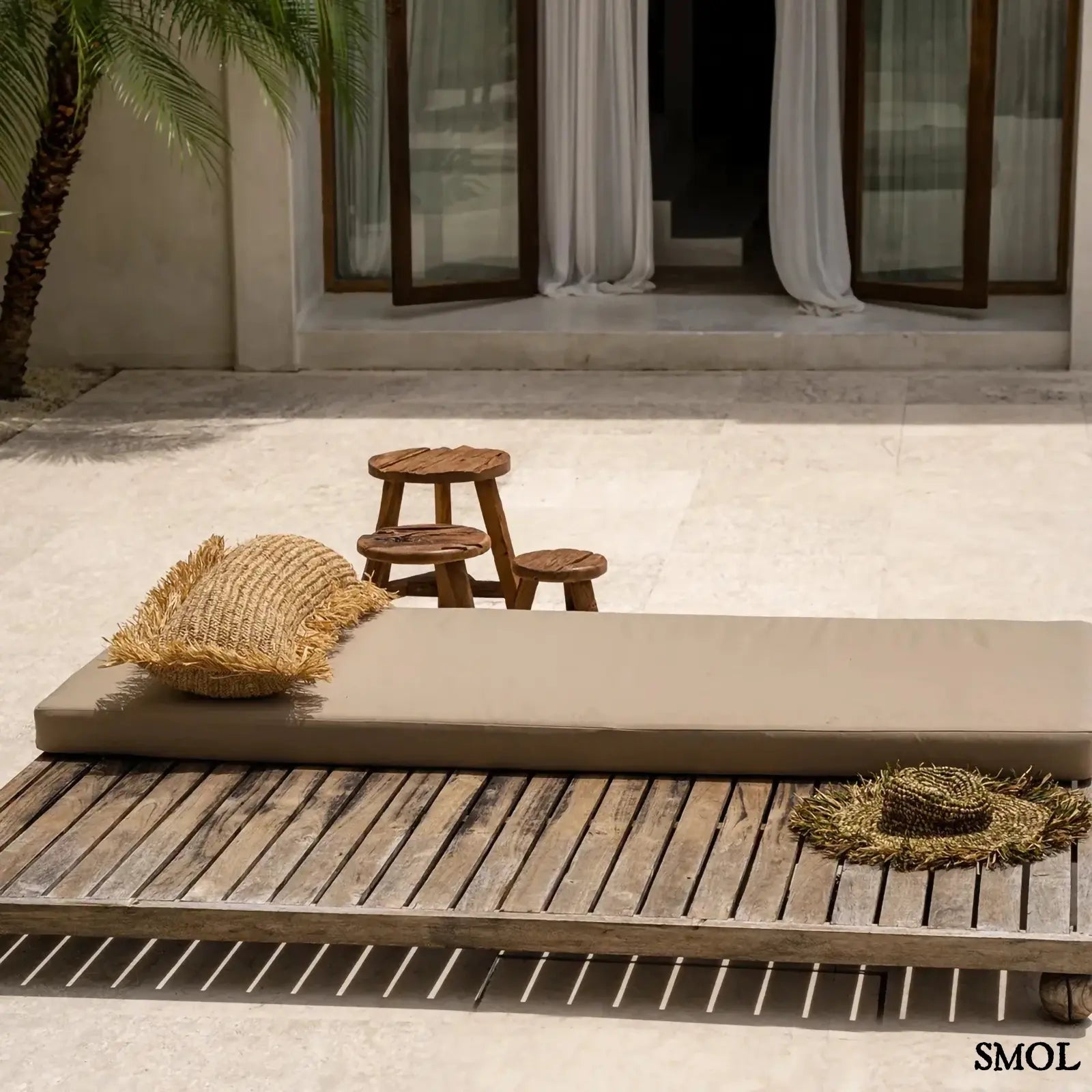 Kézzel szőtt, natúr raffia díszpárnahuzat (35x100), téglalap alakú, hosszú rojtos szegéllyel nyugágyon