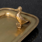 Antik arany sárgaréz dísztál ékszereknek, sarkában kis kacsa figurával, kacsa nagyítva