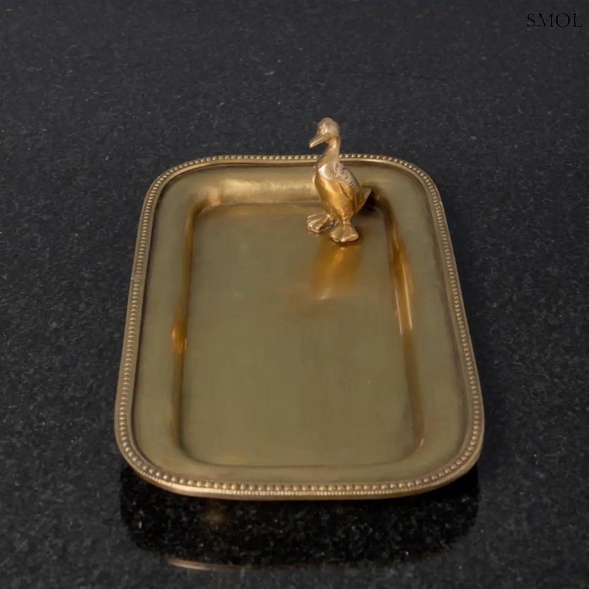 Antik arany sárgaréz dísztál ékszereknek, sarkában kis kacsa figurával, elforgatva