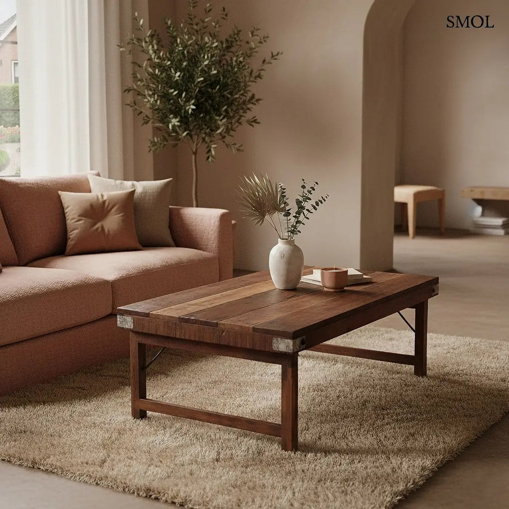 FACTORY összecsukható dohányzóasztal újrahasznosított fából, fém sarkokkal – 120 × 45 × 75 cm, rózsaszín kanapéval, nappaliban