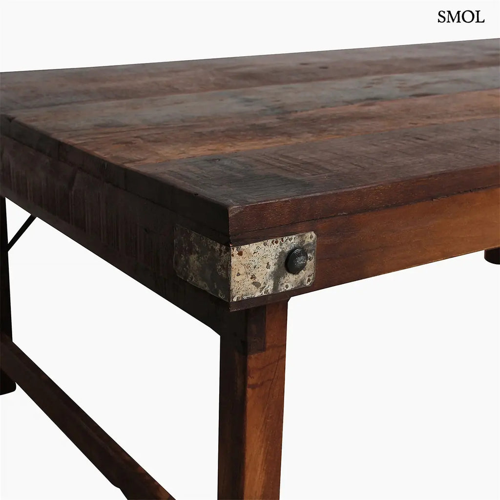 FACTORY összecsukható dohányzóasztal újrahasznosított fából, fém sarkokkal – 120 × 45 × 75 cm sarok nagyítva