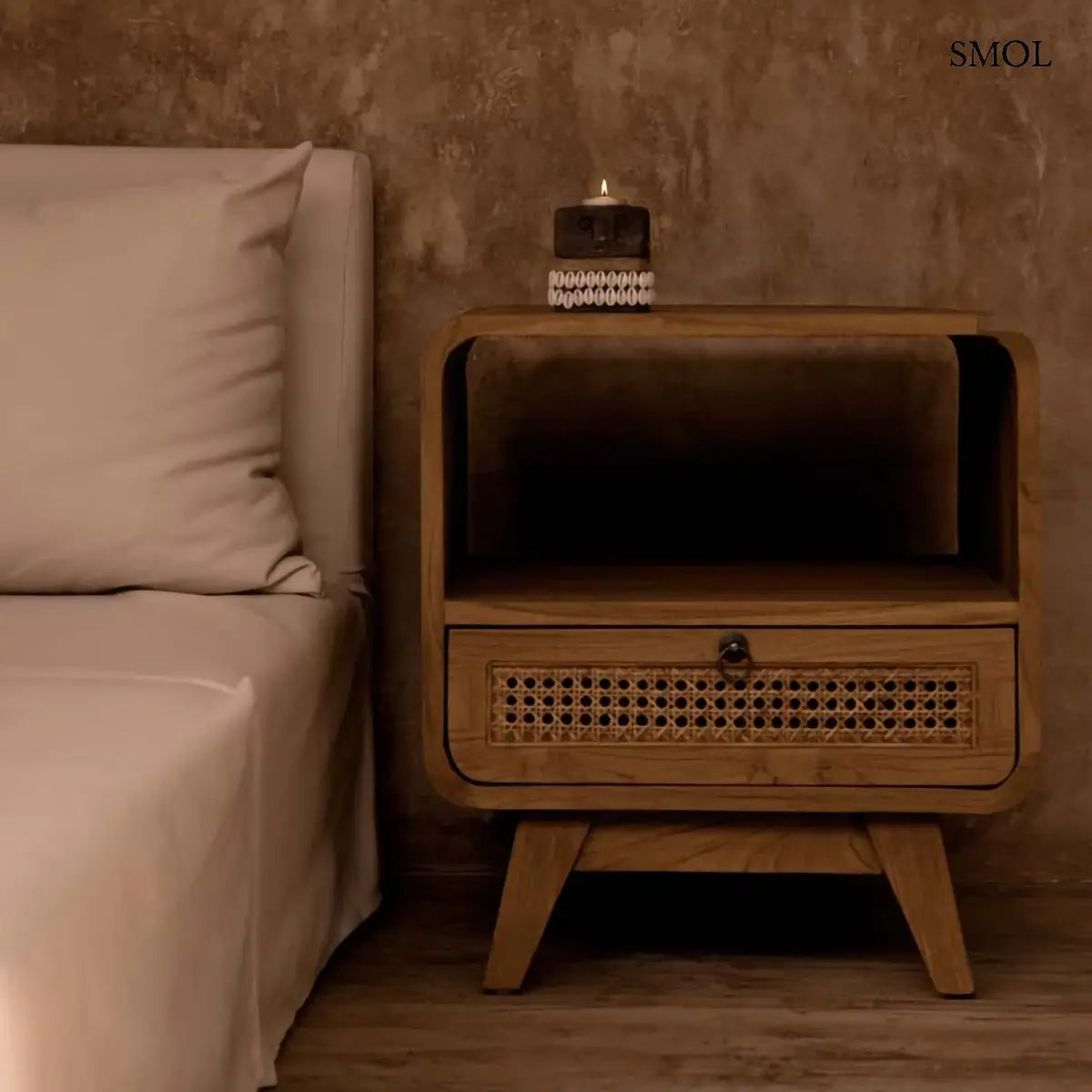 Natúr teak fa éjjeliszekrény rattan fonott fiókkal és nyitott polccal, 50×55 cm, hálószobában, ágy mellett, gyertyatartóval