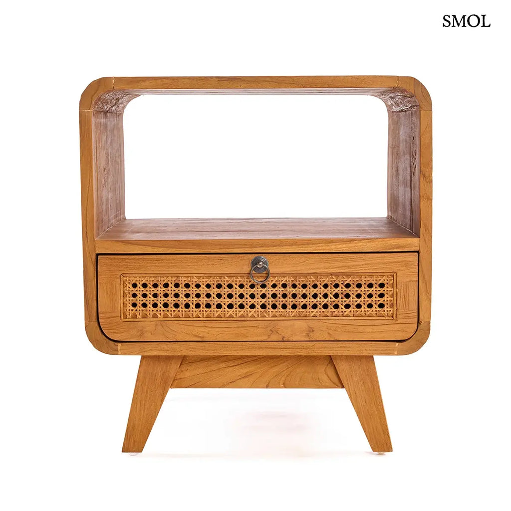 Natúr teak fa éjjeliszekrény rattan fonott fiókkal és nyitott polccal, 50×55 cm, szemből