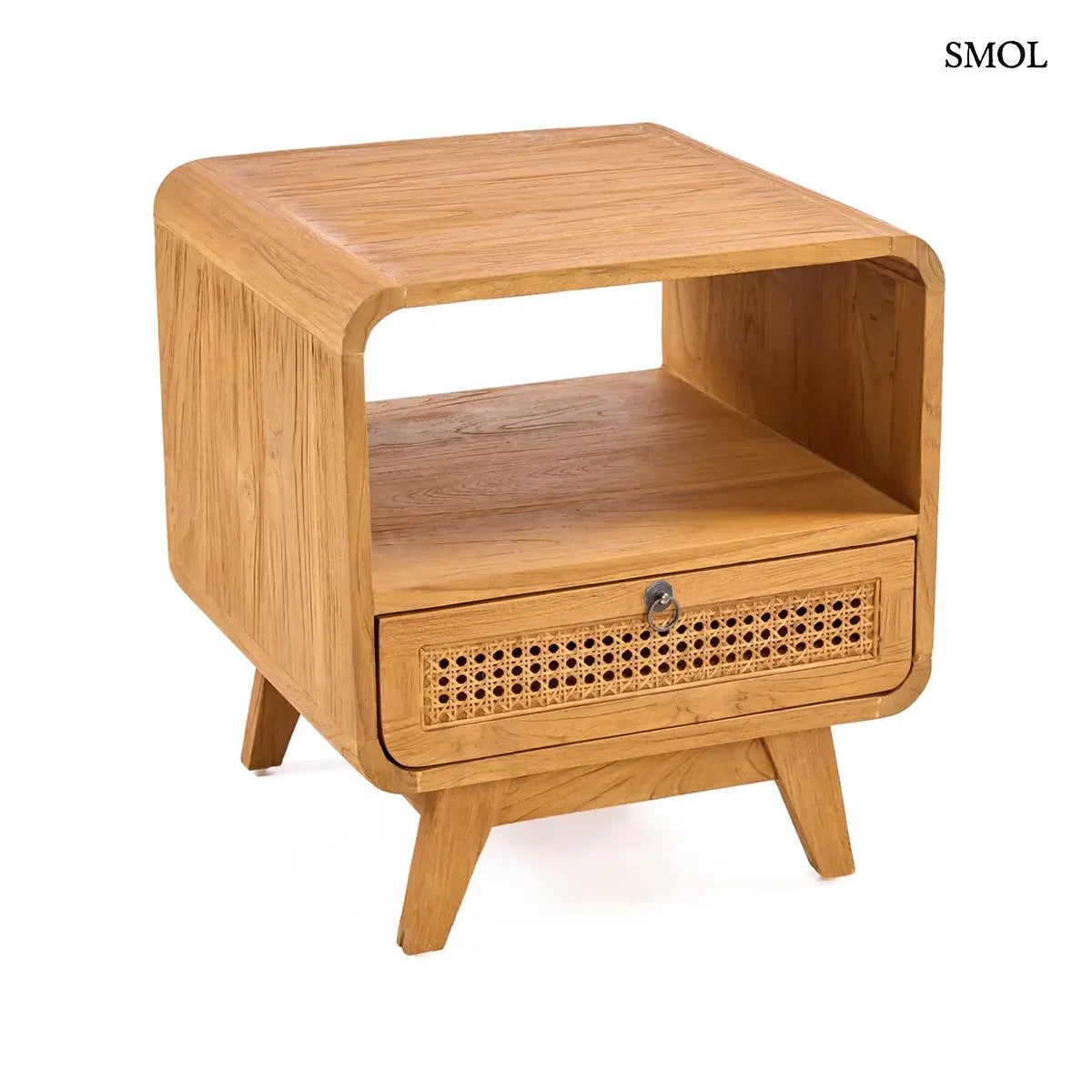 Natúr teak fa éjjeliszekrény rattan fonott fiókkal és nyitott polccal, 50×55 cm, fehér háttérrel, elforgatva
