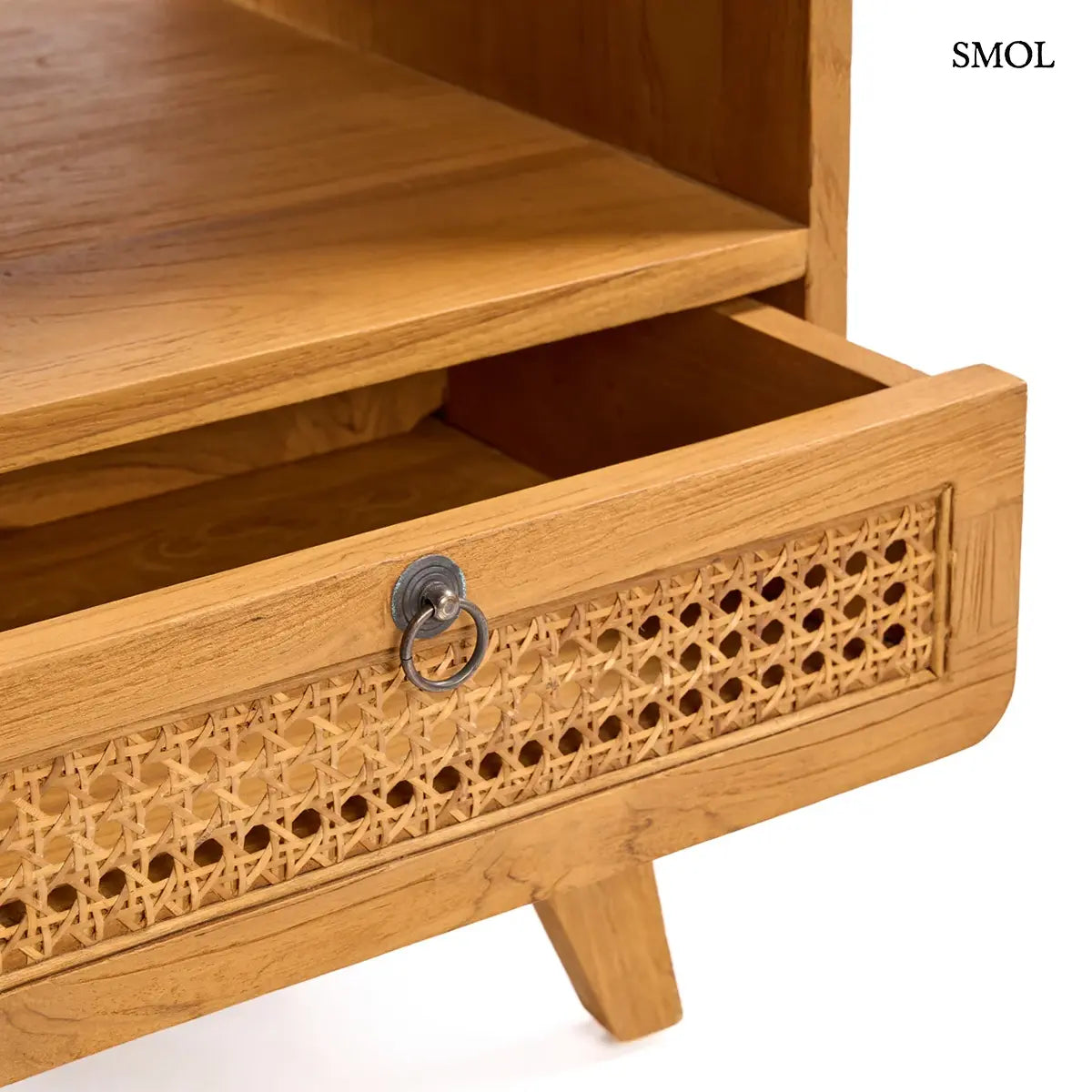 Natúr teak fa éjjeliszekrény rattan fonott fiókkal és nyitott polccal, 50×55 cm, kihúzott fiókkal