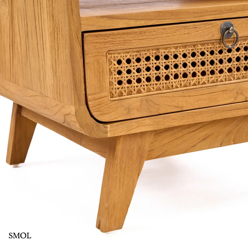 Natúr teak fa éjjeliszekrény rattan fonott fiókkal és nyitott polccal, 50×55 cm, fiók nagyítva