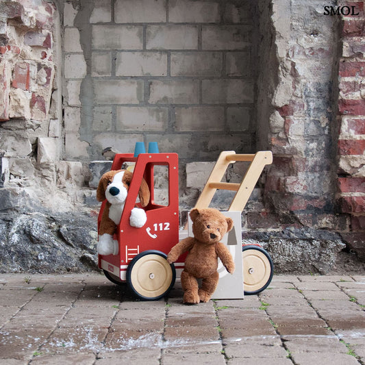 Fa Járássegítő Tűzoltóautó| FIRETRUCK FRED | SMOL - téglafallal, plüssökkel